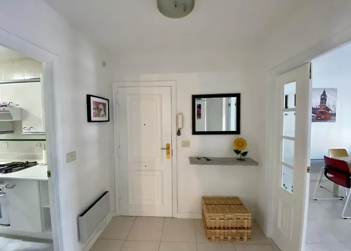 Seaside Retreat: Balcony Views, Rooftop Pool & Tranquility *