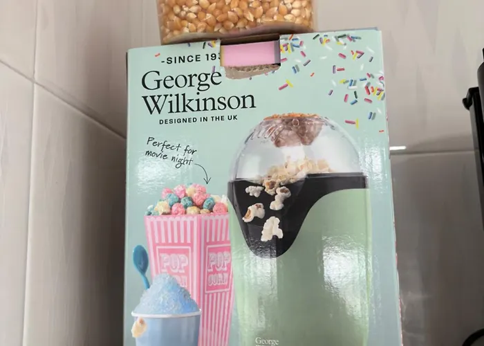 Seaside Retreat: Balcony Views, Rooftop Pool & Tranquility Apartment *