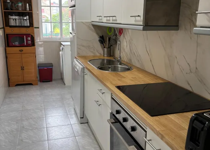 Seaside Retreat: Balcony Views, Rooftop Pool & Tranquility *